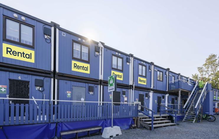 Blå byggbodar i två våningar med gula